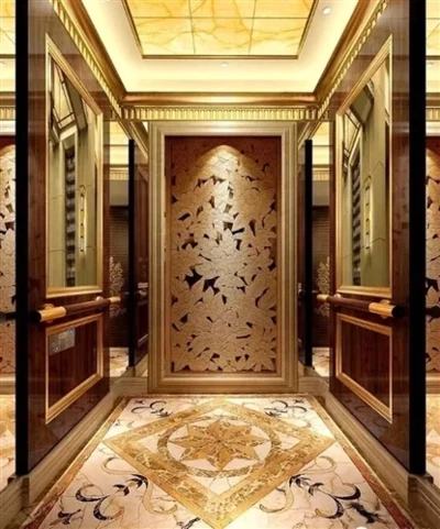 Décoration en mosaïque de marbre à l'intérieur de l'ascenseur
